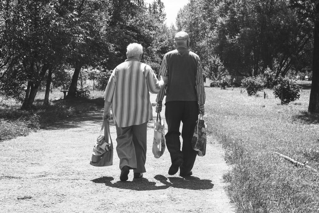 casal idoso a passear casal idoso a passear