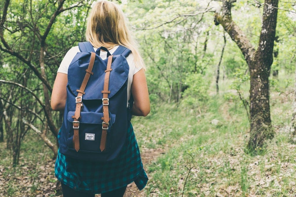 mulher a fazer caminhada com mochila na floresta mulher a fazer caminhada com mochila na floresta