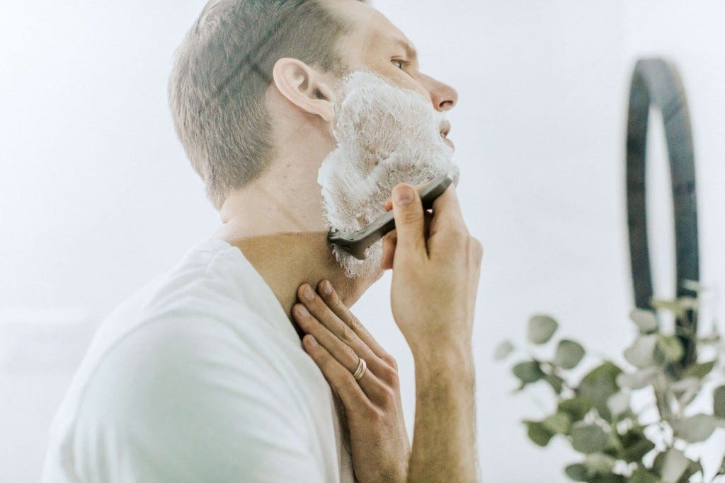 homem a fazer a barba homem a fazer a barba