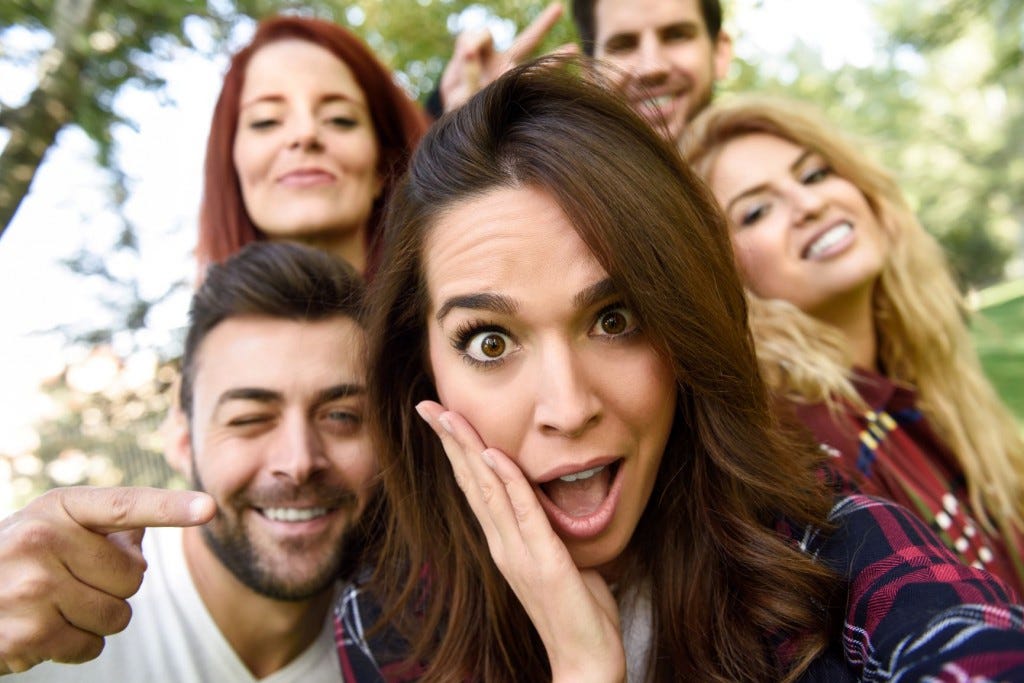 grupo de jovens com mão na cara grupo de jovens com mão na cara