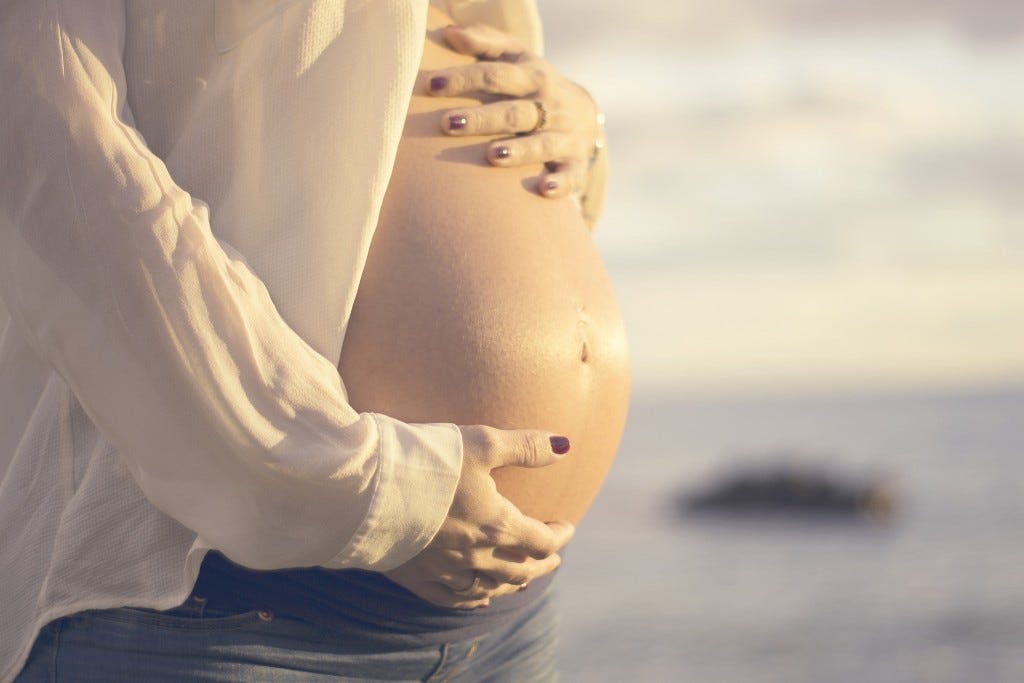 mulher grávida a segurar a barriga mulher grávida a segurar a barriga