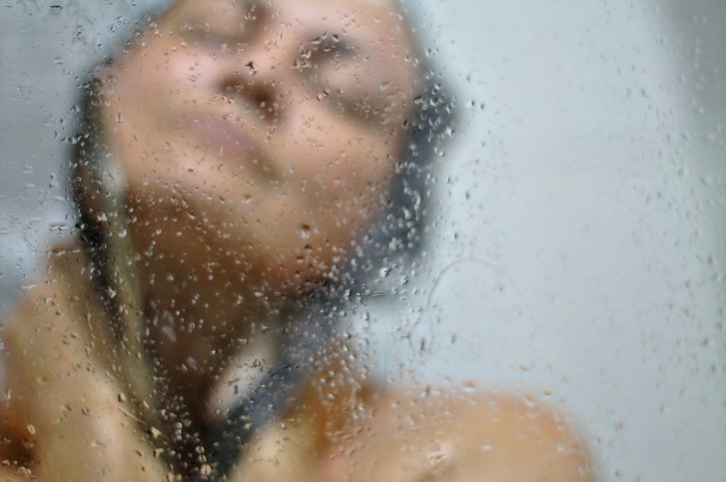 mulher a tomar banho mulher a tomar banho