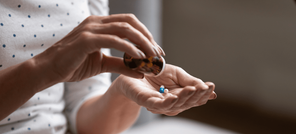 mulher a tomar antibióticos mulher a tomar antibióticos