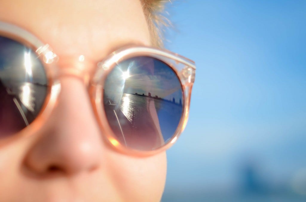 close up de mulher com oculos de sol close up de mulher com oculos de sol