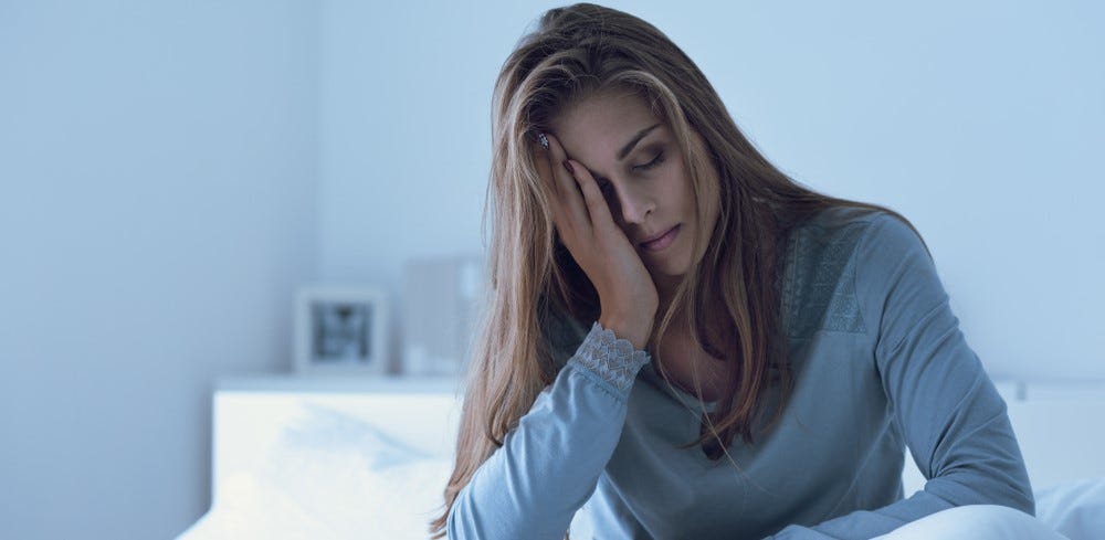 mulher sem conseguir dormir, cheia de sono mulher sem conseguir dormir, cheia de sono