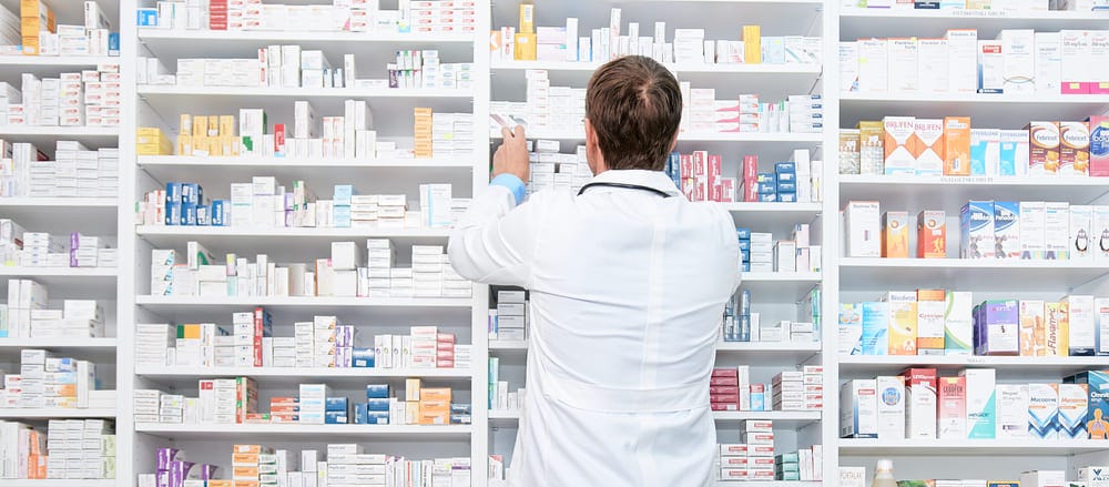 Médico a Selecionar Medicamentos numa farmácia Médico a Selecionar Medicamentos numa farmácia