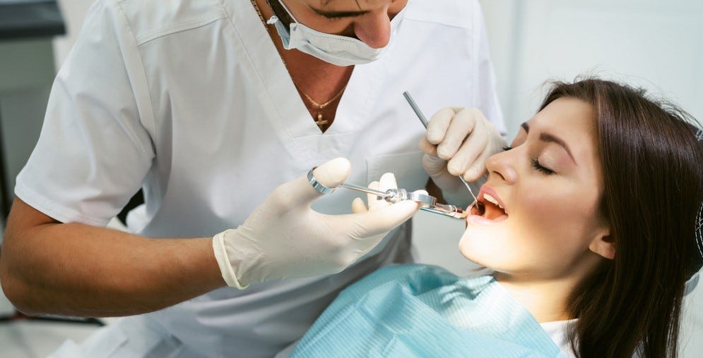 paciente a receber tratamento de dentes na menopausa paciente a receber tratamento de dentes na menopausa