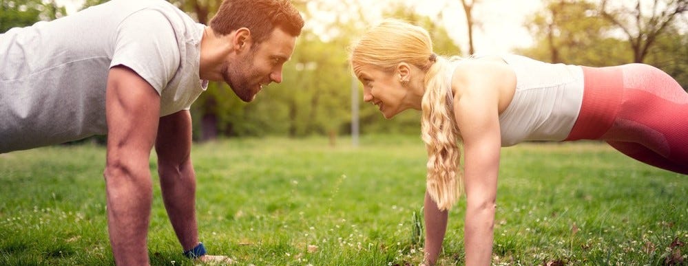 homem e mulher a fazer prancha outdoor homem e mulher a fazer prancha outdoor