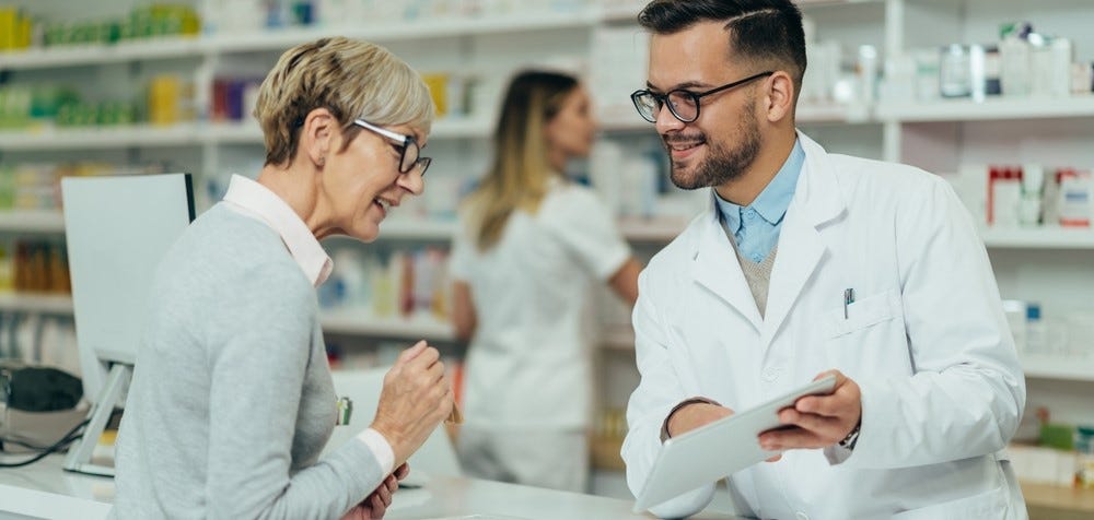 mulher a falar com farmacêutico mulher a falar com farmacêutico