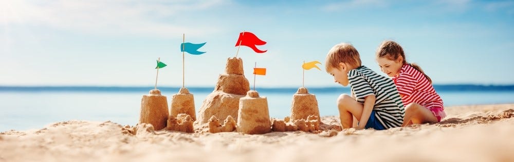 férias com crianças na praia a fazer castelos de areia férias com crianças na praia a fazer castelos de areia