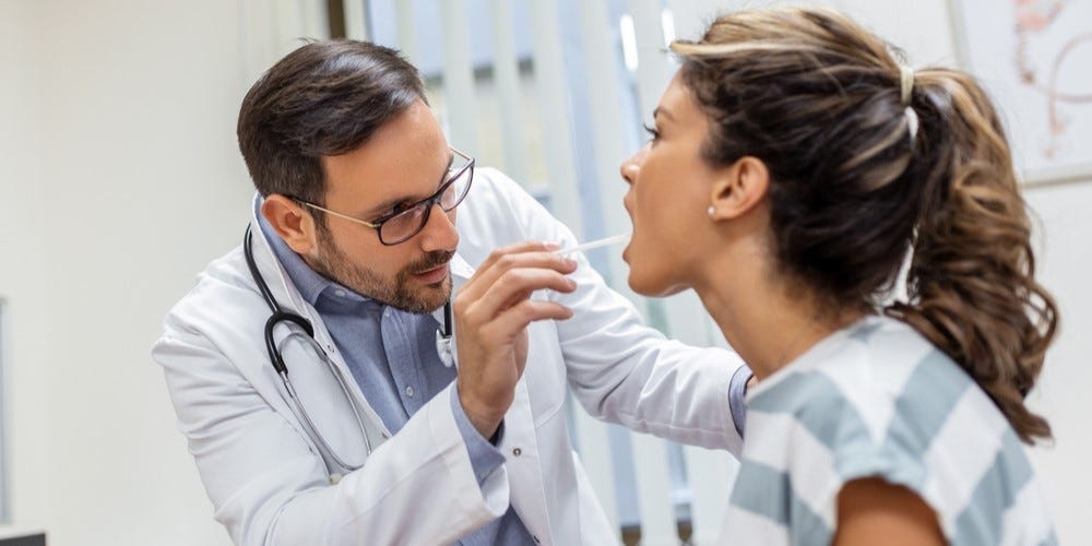 médico a fazer exame oral a paciente médico a fazer exame oral a paciente