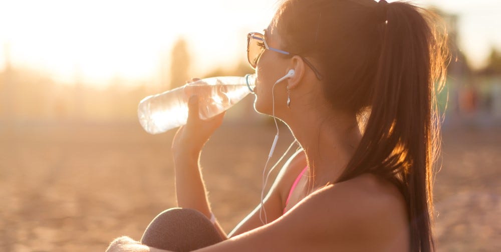 mulher no verão a beber água mulher no verão a beber água