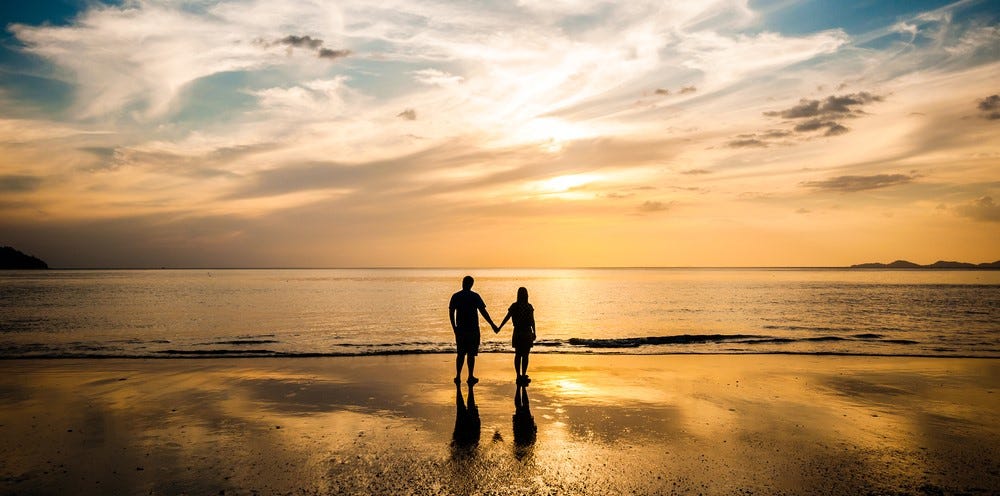 casal de mão dada na praia casal de mão dada na praia