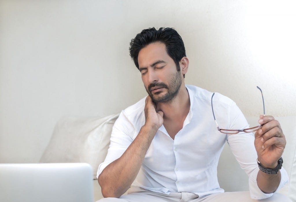 homem com dor no pescoço homem com dor no pescoço