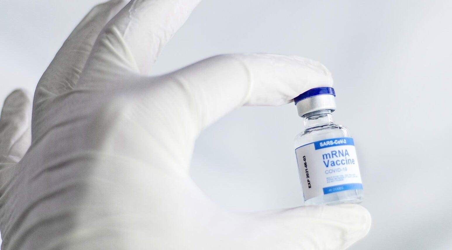 médico a segurar frasco médico a segurar frasco